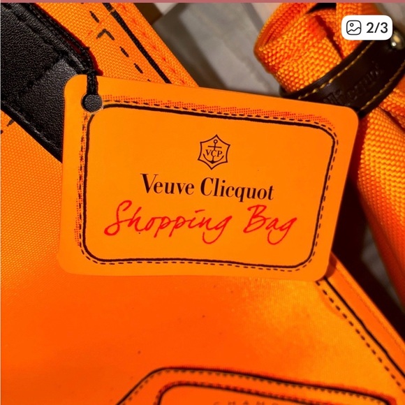 Veuve Clicquot tube of paint champagne case Made in France with Totes. - Picture 4 of 16